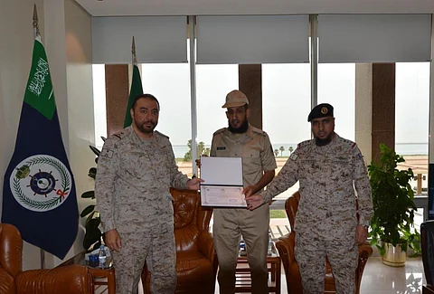 أحد أبطال البحرية السعودية عرض حياته للخطر لإنقاذ زميله في خضم عاصفة عاتية.. تعرف على ما فعله