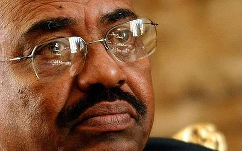 الدقائق الأخيرة في حكم "البشير".. داهمه قادة الأجهزة الأمنية فجرًا وطالبوه بالتنحّي فقال: على بركة الله