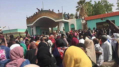 الجيش السوداني يطالب بالالتزام بحظر التجوال