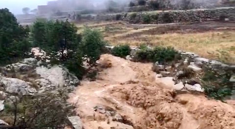 شاهد.. هطولات ببلقرن تسيل الأودية وتشكّل شلالات والأجهزة تستنفر للتأمين