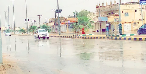 عدسة "سبق" ترصد ميدانياً "هطولات وادي الدواسر".. و"المدني" يتأهب