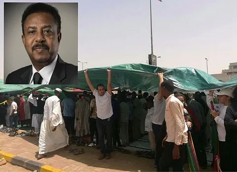 أحداث السودان.. صورة تنقل التعايش السلمي بين الأديان بميدان المعتصمين بالخرطوم