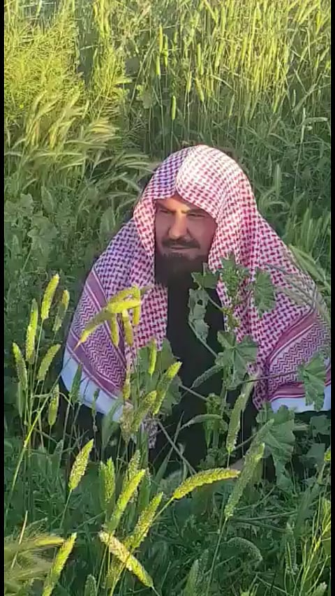 شاهد.. "السديس" سعيد في "ربيع عرعر".. بين العشب زائراً "العويصي"