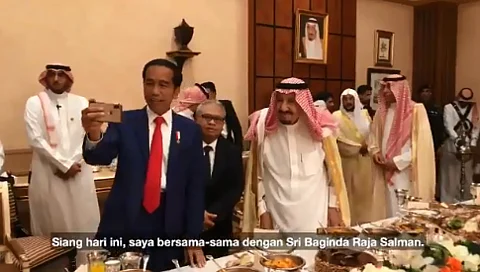 فيديو .. الرئيس الإندونيسي يصوّر من جوّاله حديثاً عفوياً مع الملك سلمان