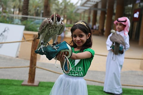 شاهد.. فعالية "دعو" الصقور تلفت الأنظار في الحي الدبلوماسي بالرياض