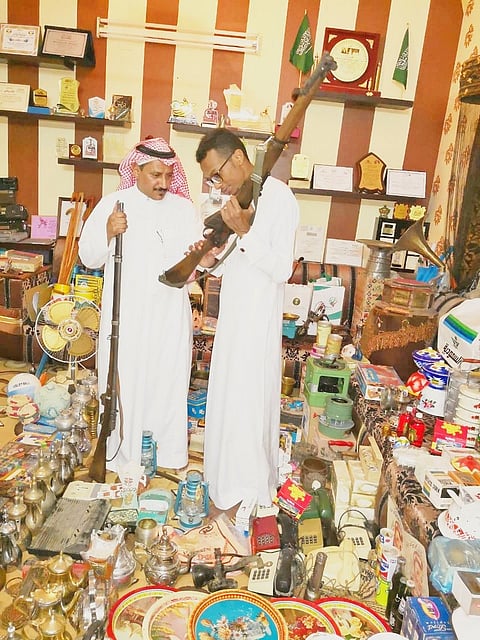 شاهد .. "بلدية محايل" تهيئ مقرًّا للشاب الذي كان ينام بين ألف قطعة أثرية