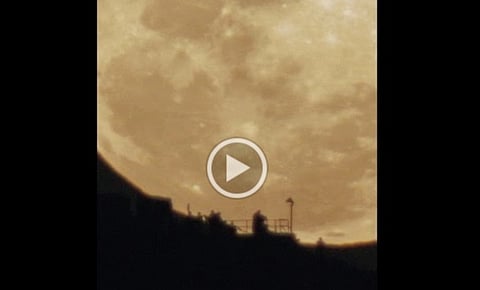 بالفيديو.. مشهد مذهل لبزوغ القمر من خلف جبل النور بمكة