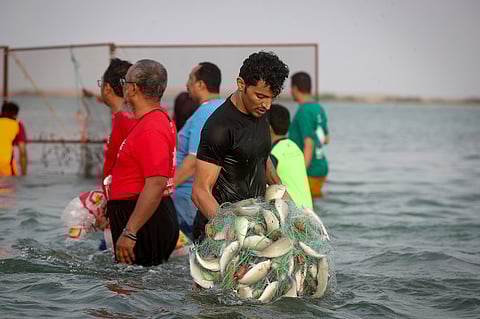 شاهد.. "الفرسانيون" يسهرون الليل في مغازلة "فاتنة البحر".. "يوم الحريد" هذا النصيب!