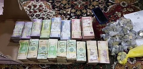 أكثر من نصف مليون ريال وأكياس مليئة بعملات معدنية تُحيل وافداً للشرطة