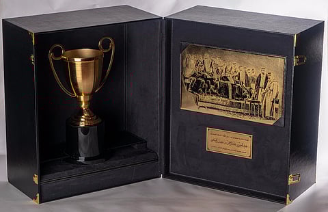 شاهد.. كأس مجسمة هدية "الخطوط" للملك سلمان.. إلى ما ترمز؟