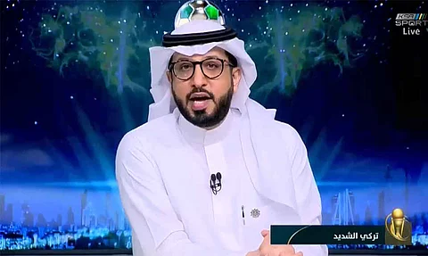 بالفيديو .."كاريزما" وثقافة" و"وطنية" انتزعها "الشديد" وسط الزحام