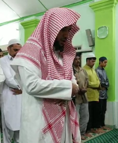 بالفيديو ولأول مرة .. مسجد في ماليزيا يقيم صلاة التراويح بإمام سعودي
