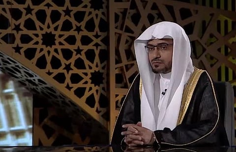 "المغامسي" يحسمها: لا يجوز شرعًا تقسيم ساعات وأيام الدوام بين الموظفين
