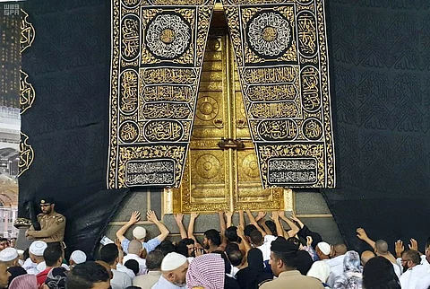 بالصور.. الملتزم جزء من الكعبة المشرفة ومَعْلَم من معالم المسجد الحرام