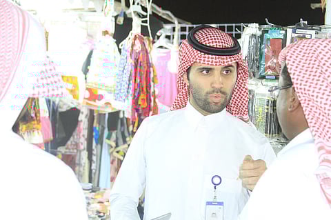 "عمل الأفلاج" يواصل جولاته على المحلات لتطبيق قرار التوطين