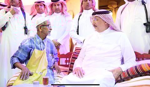 شاهد.. "جلسة العشة" حين دعا أمير جازان العم سالم.. أنه شاي الـ60 عاماً