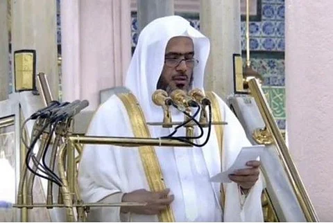 إمام المسجد النبوي يُبرز أثر السجود لله على طمأنينة القلب