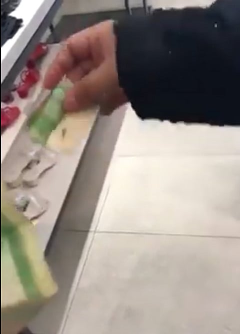 مكافأة "ريال" من مدير لبناني لعاملتين سعوديتين بشركة ملابس