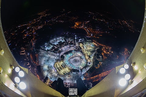 شاهد.. صورة بديعة لمكة من أعلى نقطة في برج الساعة