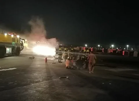 اشتعال شحنة بطاريات بوزن 19 طنًّا قبل شحنها على طائرة بمطار الدمام