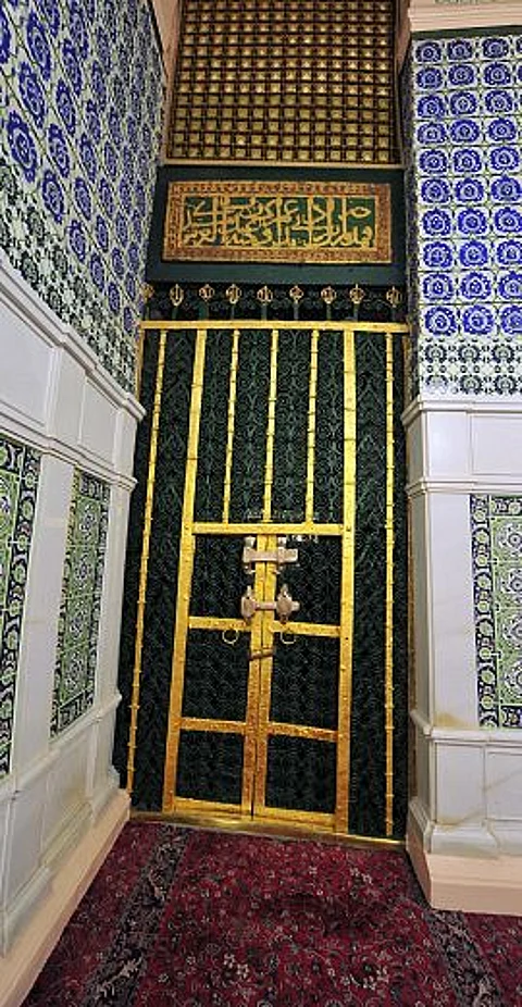 من على أبواب الحجرة النبوية الشريفة.. هذه شواهد السيرة والتاريخ