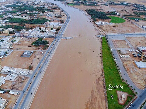 شاهد.. صور جوية تظهر امتلاء وادي السليل الكبير بالسيول المنقولة