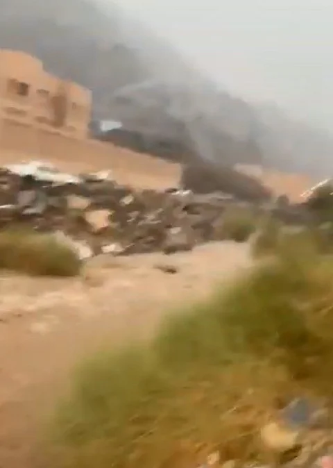 بالفيديو .. السيول تجرف طفلاً بنجران وشجاعة شاب تنقذه