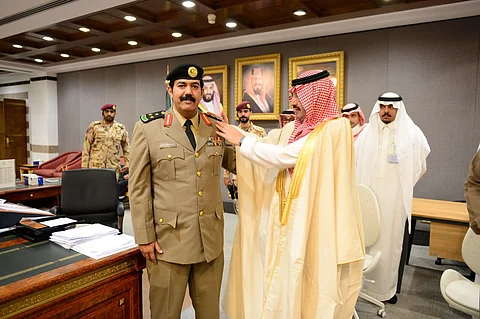 "أمير عسير" يقلّد مدير شرطة خميس مشيط رتبة "عميد"