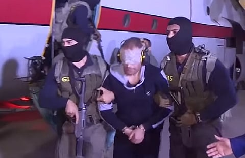 بالفيديو.. لحظة وصول إرهابي خطير إلى مطار القاهرة