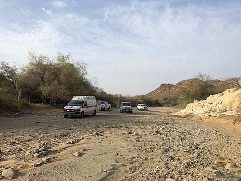 قناص يعثر على شاب يصارع الموت بأحد الأودية في القنفذة