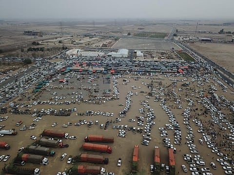 شاهد سوق بيش الشعبي .. زحام شديد على المنتجات قبيل العيد