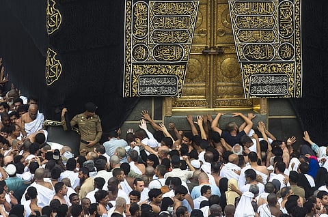 وَالصُّبْحِ إِذَا تَنَفَّسَ.. شاهد: أجواء إيمانية وبيئة روحانية من داخل المسجد الحرام فجر ٢٨ رمضان