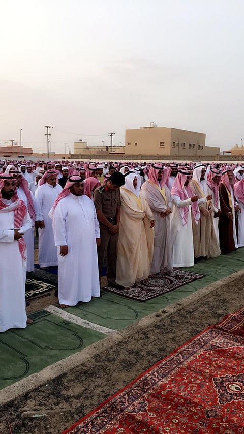 جموع المصلين يؤدون صلاة العيد في المويه والمحافظ يستقبل المهنئين