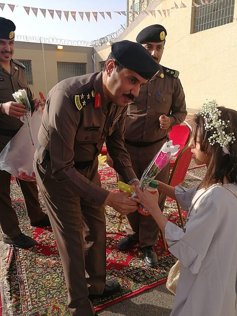 شاهد.. "سجون الباحة" تعايد نزلاءها بحضور ذويهم