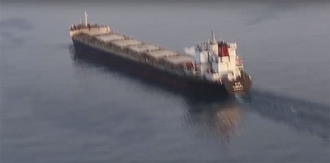 شاهد .. فيديو يوثِّق عملية إنقاذ المصاب الإيراني على متن "سافيز" المشبوهة ونقله إلى "جازان العسكري"