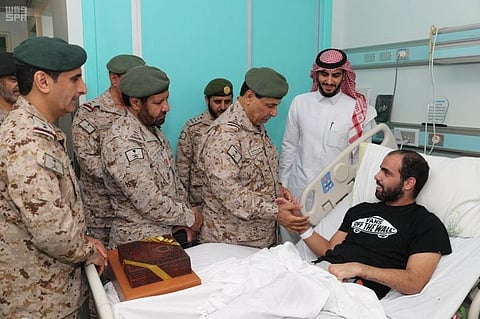 قائد القوات البرية ينقل تحيات الملك لمصابي عاصفة الحزم وإعادة الأمل