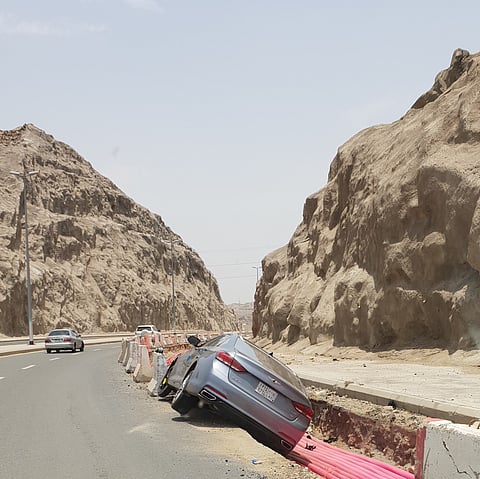 مكة.. شق بشارع وادي جليل- مخطط الريان يصطاد سيارة أحد المواطنين