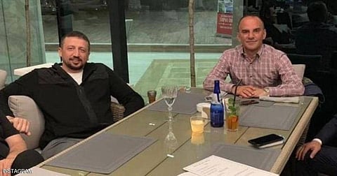 تواصل سقوط الأقنعة.. مستشار أردوغان يجلس مع قاتل وهارب من العدالة