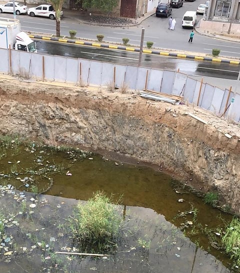 تفاعلاً مع "سبق".. أمانة العاصمة المقدسة تعد بحل مشكلة حفر "عمارة العزيزية"