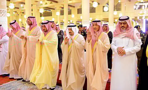 أمير الرياض يؤدي صلاة الميت على "محمد بن متعب بن جلوي"