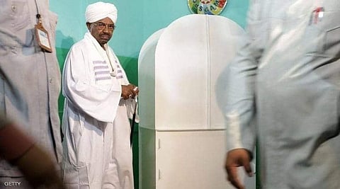 في أول ظهور له منذ الإطاحة به.. اقتياد "البشير" إلى نيابة مكافحة الفساد