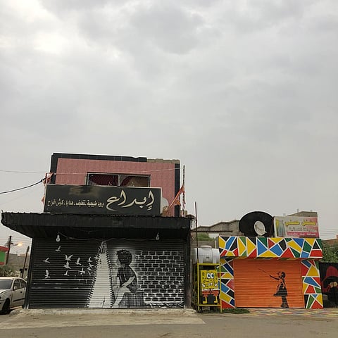 تخطف الأبصار.. جداريات تُزَيّن المساكن والمتاجر يبدعها الشباب بجازان