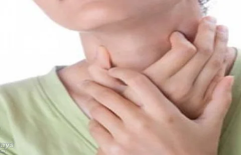 استشاري يحذر: "النحنحة" تجرح الأحبال الصوتية..والتدخين يعطي فخامة للصوت ولكن!