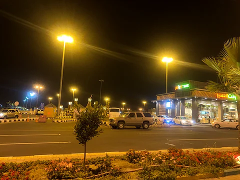 شاهد الحركة طبيعية قرب مطار أبها .. والمتنزهون: "والله ما جبنا خبرهم"