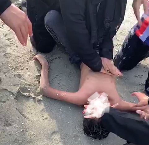 بعد بطولتها وشقيقها في إنقاذ طفل وأبيه.. "صحة جازان" تُكَرّم "ممرضة الشاطئ"