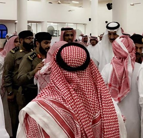 "محافظ الليث" ينقل تعازي القيادة لذوي الشهيد "اليزيدي"