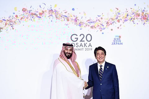 شاهد .. رئيس الوزراء الياباني في مقدمة مستقبلي ولي العهد بمقر قمة العشرين
