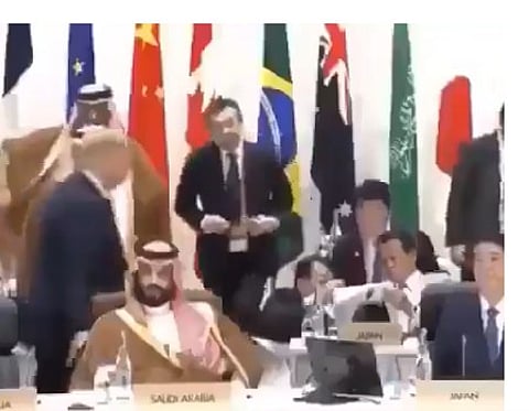 شاهد بالفيديو .. ترامب في التفاتة ودية عميقة مع ولي العهد