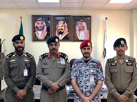 مدير سجن القريات يقلّد عدداً من الضباط رتبهم الجديدة