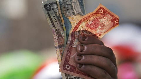 يضاربون على الريال .. الحكومة اليمنية: ميليشيا الحوثي وراء انهيار العملة